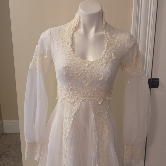 Vintage 70's cream wedding dress with pretty lace detail and long train size 0 - Picture 6 of 8